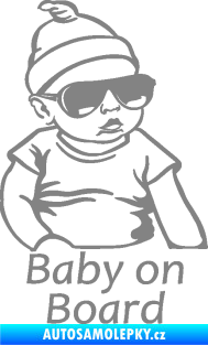 Samolepka Baby on board 003 pravá s textem miminko s brýlemi šedá