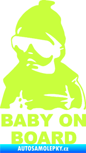 Samolepka Baby on board 002 levá s textem miminko s brýlemi limetová