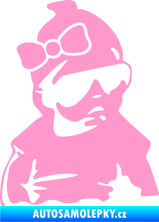 Samolepka Baby on board 001 pravá miminko s brýlemi a s mašlí světle růžová