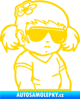 Samolepka Dítě v autě 057 pravá holčička s brýlemi jasně žlutá