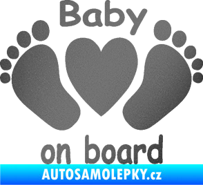 Samolepka Baby on board 004 s textem nožičky se srdíčkem grafitová metalíza