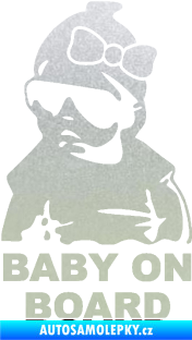 Samolepka Baby on board 001 levá s textem miminko s brýlemi a s mašlí pískované sklo