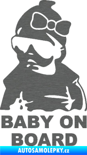 Samolepka Baby on board 001 levá s textem miminko s brýlemi a s mašlí škrábaný titan