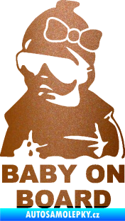 Samolepka Baby on board 001 levá s textem miminko s brýlemi a s mašlí měděná metalíza