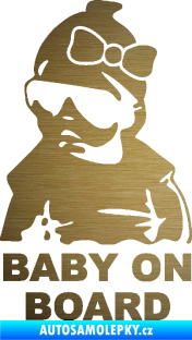Samolepka Baby on board 001 levá s textem miminko s brýlemi a s mašlí škrábaný kov zlatý