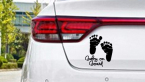 Samolepka Baby on board 006 otisk chodidel s textem