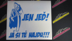Samolepka Jen jeď! Já si tě najdu! levá nápis smrtka s kosou
