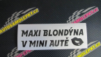 Samolepka Maxi blondýna v mini autě nápis s pusou