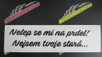 Samolepka Nelep se mi na prdel! Nejsem tvoje stará 001 nápis
