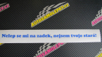 Samolepka Nelep se mi na zadek, nejsem tvoje stará 001 nápis