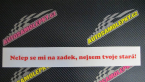 Samolepka Nelep se mi na zadek, nejsem tvoje stará 001 nápis