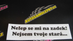 Samolepka Nelep se mi na zadek, nejsem tvoje stará 002 nápis
