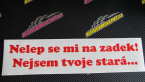 Samolepka Nelep se mi na zadek, nejsem tvoje stará 002 nápis