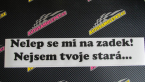 Samolepka Nelep se mi na zadek, nejsem tvoje stará 002 nápis
