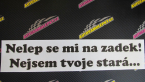 Samolepka Nelep se mi na zadek, nejsem tvoje stará 002 nápis