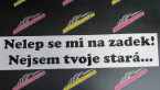 Samolepka Nelep se mi na zadek, nejsem tvoje stará 002 nápis