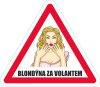 Barevná blondýna za volantem