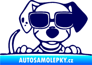 Samolepka Pes s brýlemi 101 pravá v autě tmavě modrá