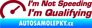 Samolepka I´m not speeding, i´m qualifying  001 nápis bordó vínová