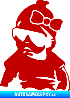 Samolepka Baby on board 001 levá miminko s brýlemi a s mašlí tmavě červená