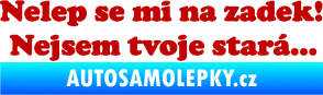 Samolepka Nelep se mi na zadek, nejsem tvoje stará 002 nápis tmavě červená