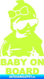 Samolepka Baby on board 001 pravá s textem miminko s brýlemi a s mašlí limetová