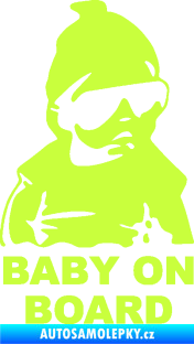 Samolepka Baby on board 002 pravá s textem miminko s brýlemi limetová