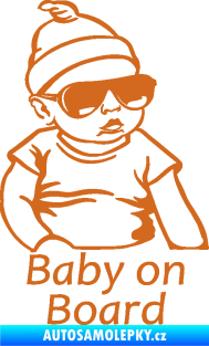Samolepka Baby on board 003 pravá s textem miminko s brýlemi oříšková