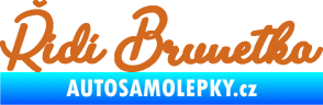 Samolepka Řídí brunetka nápis oříšková