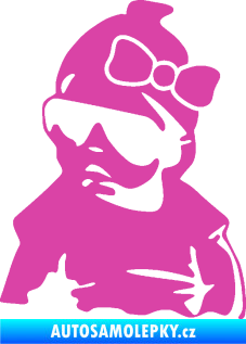 Samolepka Baby on board 001 levá miminko s brýlemi a s mašlí růžová