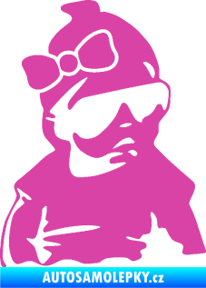 Samolepka Baby on board 001 pravá miminko s brýlemi a s mašlí růžová