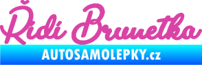 Samolepka Řídí brunetka nápis růžová