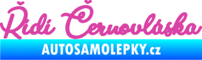 Samolepka Řídí černovláska nápis růžová
