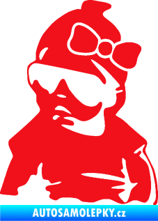 Samolepka Baby on board 001 levá miminko s brýlemi a s mašlí červená
