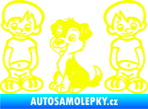 Samolepka Dítě v autě 103 levá dva kluci a pes Fluorescentní žlutá