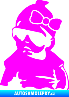 Samolepka Baby on board 001 levá miminko s brýlemi a s mašlí Fluorescentní růžová