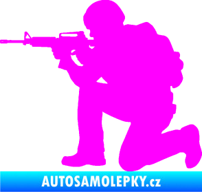 Samolepka Voják 007 levá Fluorescentní růžová