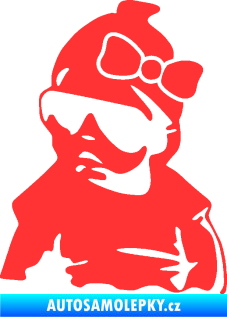 Samolepka Baby on board 001 levá miminko s brýlemi a s mašlí světle červená