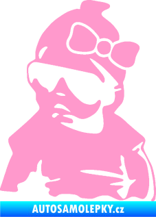 Samolepka Baby on board 001 levá miminko s brýlemi a s mašlí světle růžová