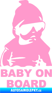 Samolepka Baby on board 002 pravá s textem miminko s brýlemi světle růžová