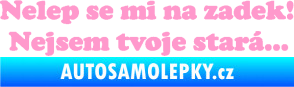 Samolepka Nelep se mi na zadek, nejsem tvoje stará 002 nápis světle růžová