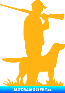 Samolepka Myslivec 005 pravá se psem na lovu světle oranžová