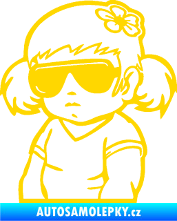 Samolepka Dítě v autě 057 levá holčička s brýlemi jasně žlutá