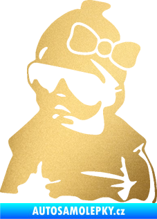 Samolepka Baby on board 001 levá miminko s brýlemi a s mašlí zlatá metalíza