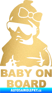 Samolepka Baby on board 001 levá s textem miminko s brýlemi a s mašlí zlatá metalíza