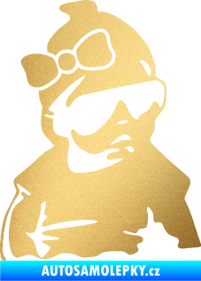 Samolepka Baby on board 001 pravá miminko s brýlemi a s mašlí zlatá metalíza