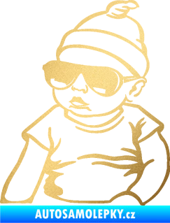 Samolepka Baby on board 003 levá miminko s brýlemi zlatá metalíza