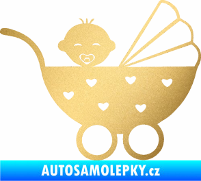 Samolepka Dítě v autě 070 pravá kočárek s miminkem zlatá metalíza