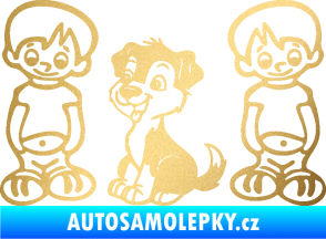 Samolepka Dítě v autě 103 levá dva kluci a pes zlatá metalíza