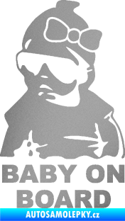 Samolepka Baby on board 001 levá s textem miminko s brýlemi a s mašlí stříbrná metalíza